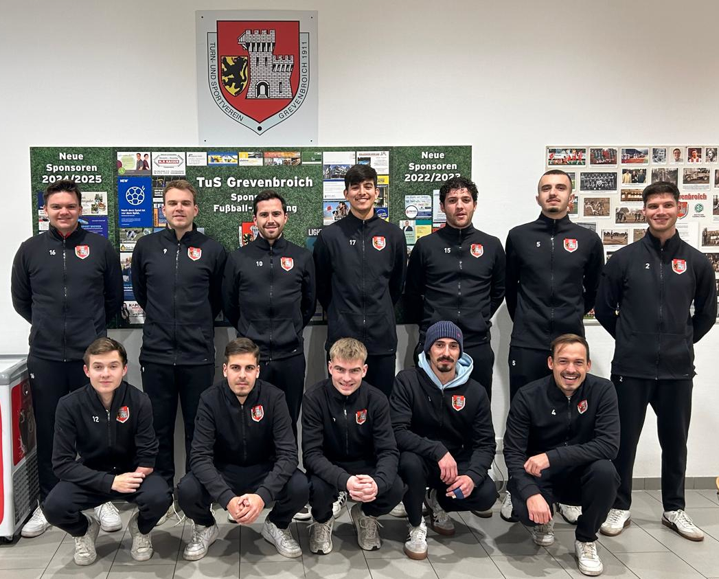 Ausstattung der 1. Herrenmannschaft des TuS Grevenbroich mit Trainingsanzügen Finger Haus 2